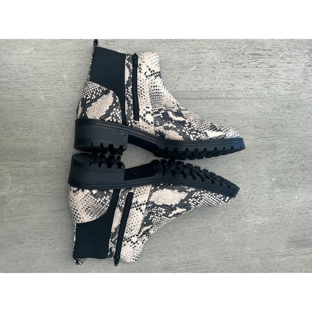 Universal Thread Snakeskin Print Chelsea Boots Lug Sole Zip Ankle Bootie Size 10 - Picture 2 of 10